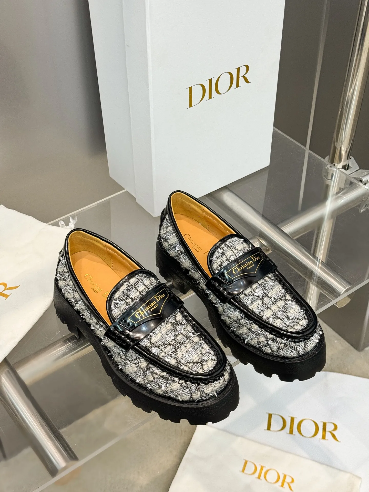 👟👟Ex-factory price 600👟👟 Dior 2024 new autumn and winter D-Boy letter logo color-blocked thick-soled women's shoes. Star's same style slip-on belt buckle round-toe retro low-heeled loafers. Material: imported open-edge beaded cowhide stitching eco-friendly rattan plaid tweed + water-dyed sheepskin lining + original molded IP outsole. Bottom thickness: 3.5CM Size: 35-42 (41.42 customized, non-refundable and non-exchangeable)